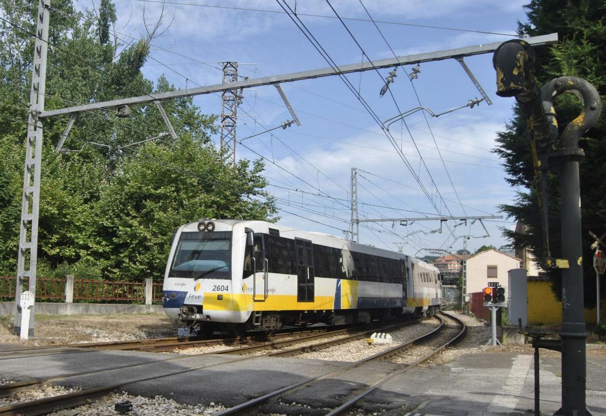 Un tren, entrando a la estación de Pola de Siero.