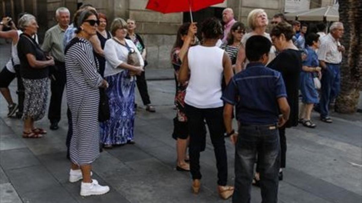 Un grupo de turistas, en la plaza Sant Jaume.