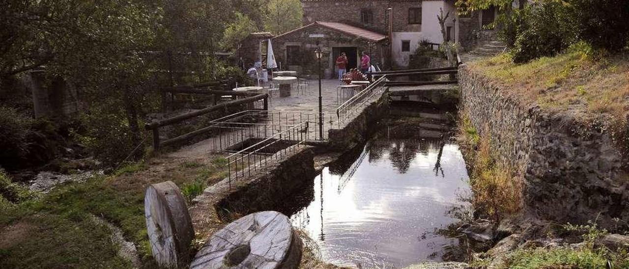 Un viejo molino reconstruído como restaurante, limitando con tres provincias // Bernabé/Javier Lalín