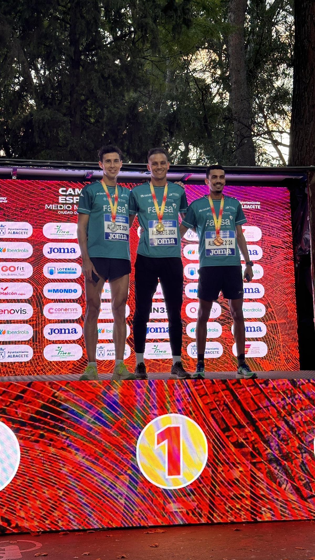 Podio masculino con tres integrantes del Playas en milla.
