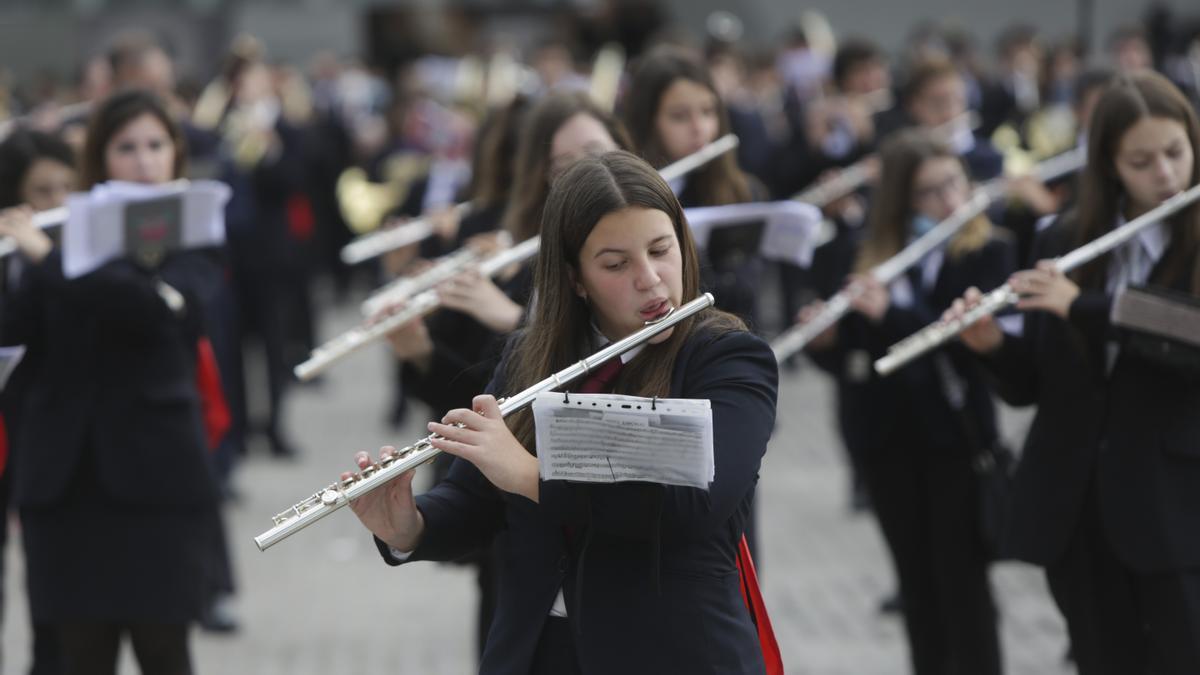 Mil músicos de bandas celebran el día de Santa Cecilia en València.