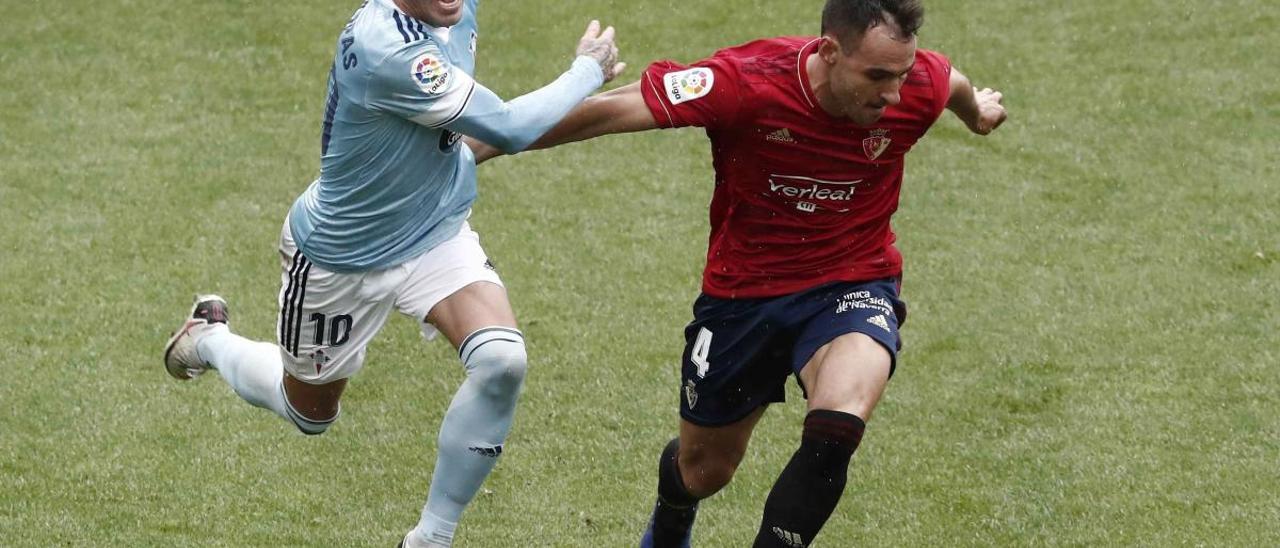 Iago Aspas y Unai García en el partido del Osasuna contra el Celta en el Sadar. // Jesús Diges