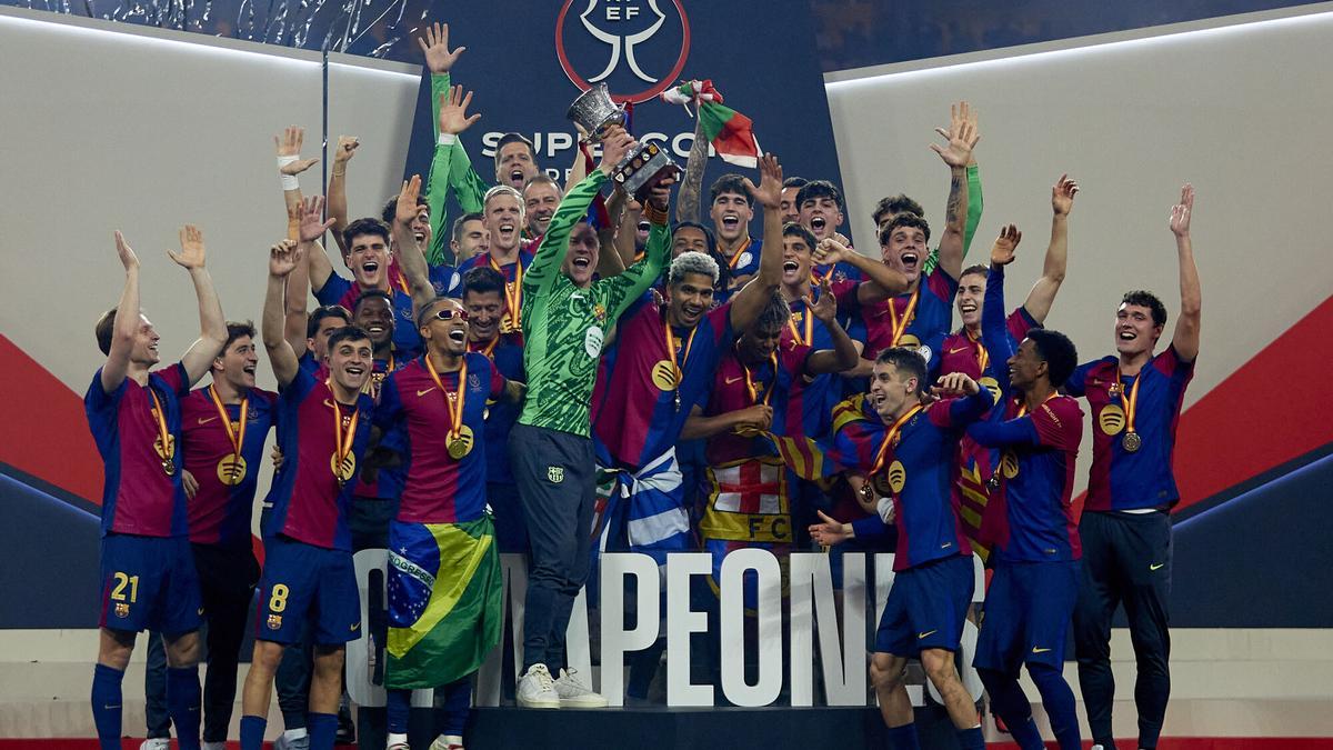 Los jugadores del FC Barcelona celebran la victoria con el trofeo tras el partido de la final de la Supercopa de España de fútbol entre el Real Madrid y el FC Barcelona, en Yeda, Arabia Saudí. barça. supercopa españa 2024/2025 campeón . celebraciones. entrega trofeo. final. euforia plantilla trofeo