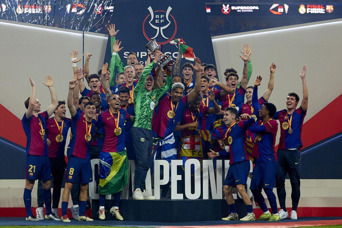 Los jugadores del FC Barcelona celebran la victoria con el trofeo tras el partido de la final de la Supercopa de España de fútbol entre el Real Madrid y el FC Barcelona, en Yeda, Arabia Saudí. barça. supercopa españa 2024/2025 campeón . celebraciones. entrega trofeo. final. euforia plantilla trofeo