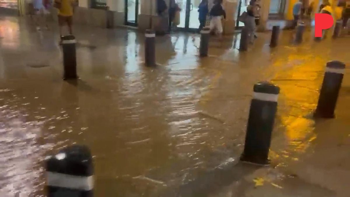 Una pluja torrencial deixa riuades al centre històric de Badalona