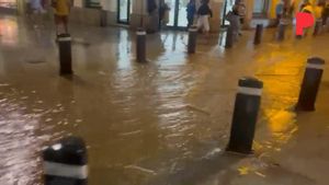 Una pluja torrencial deixa riuades al centre històric de Badalona