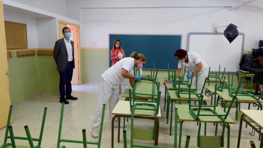 Desinfección y limpieza de un aula canaria.