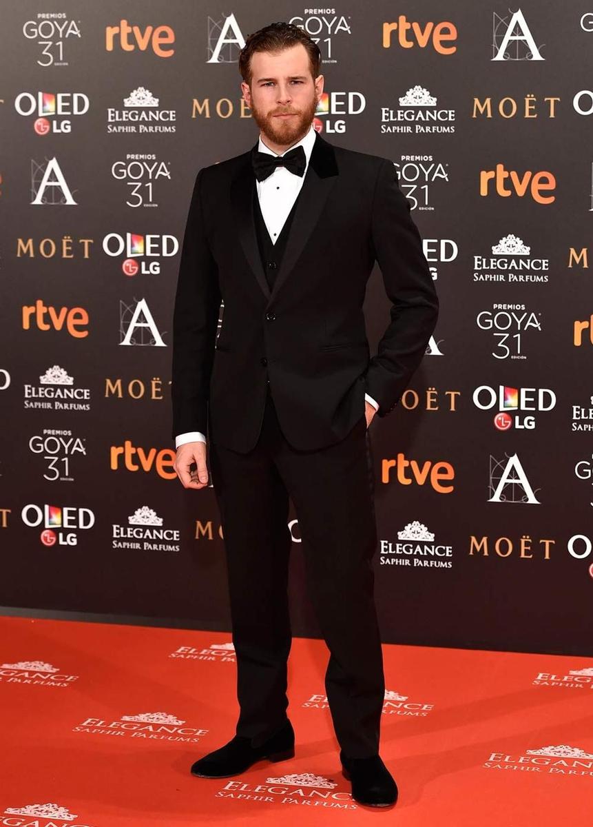 Premios Goya 2017: Álvaro Cervantes con esmoquin de Dolce&amp;Gabanna