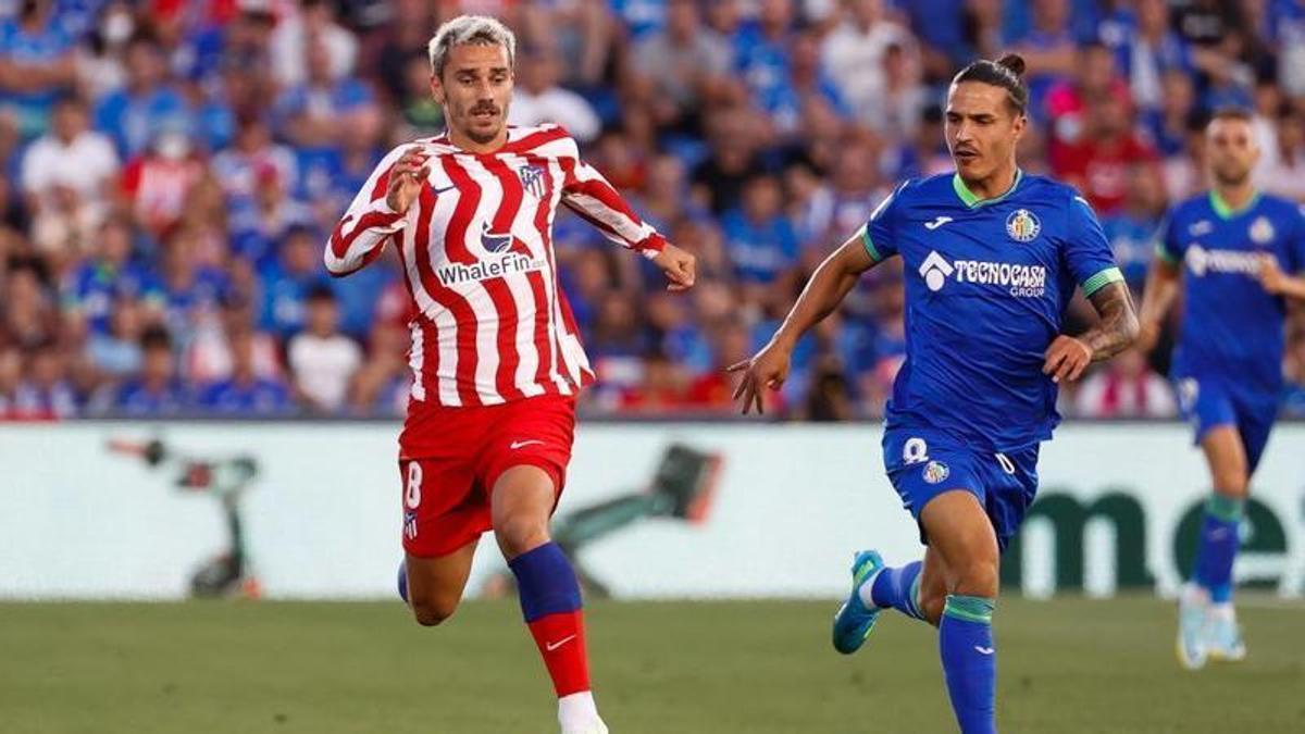 Antoine Griezmann conduce el balón junto a Jaime Seoane, del Getafe CF, durante el partido de la primera jornada de la Liga