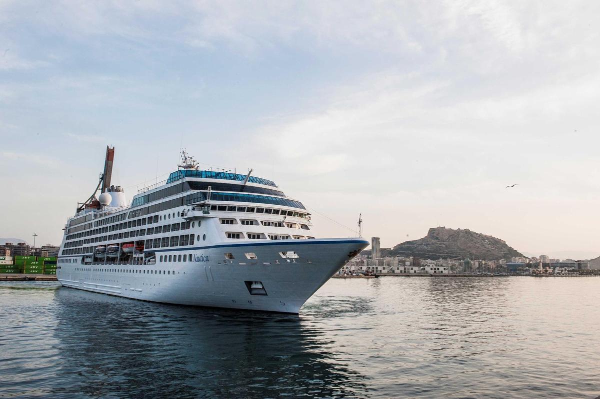 Un crucero zarpando desde el Puerto de Alicante.