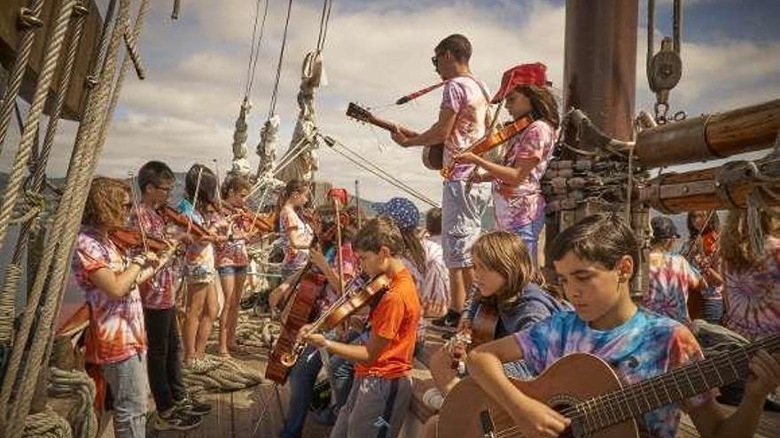 Participantes en el campamento musical &quot;San Simón Fiddle&quot; durante una travesía en goleta por la ría, en una anterior edición. // FdV