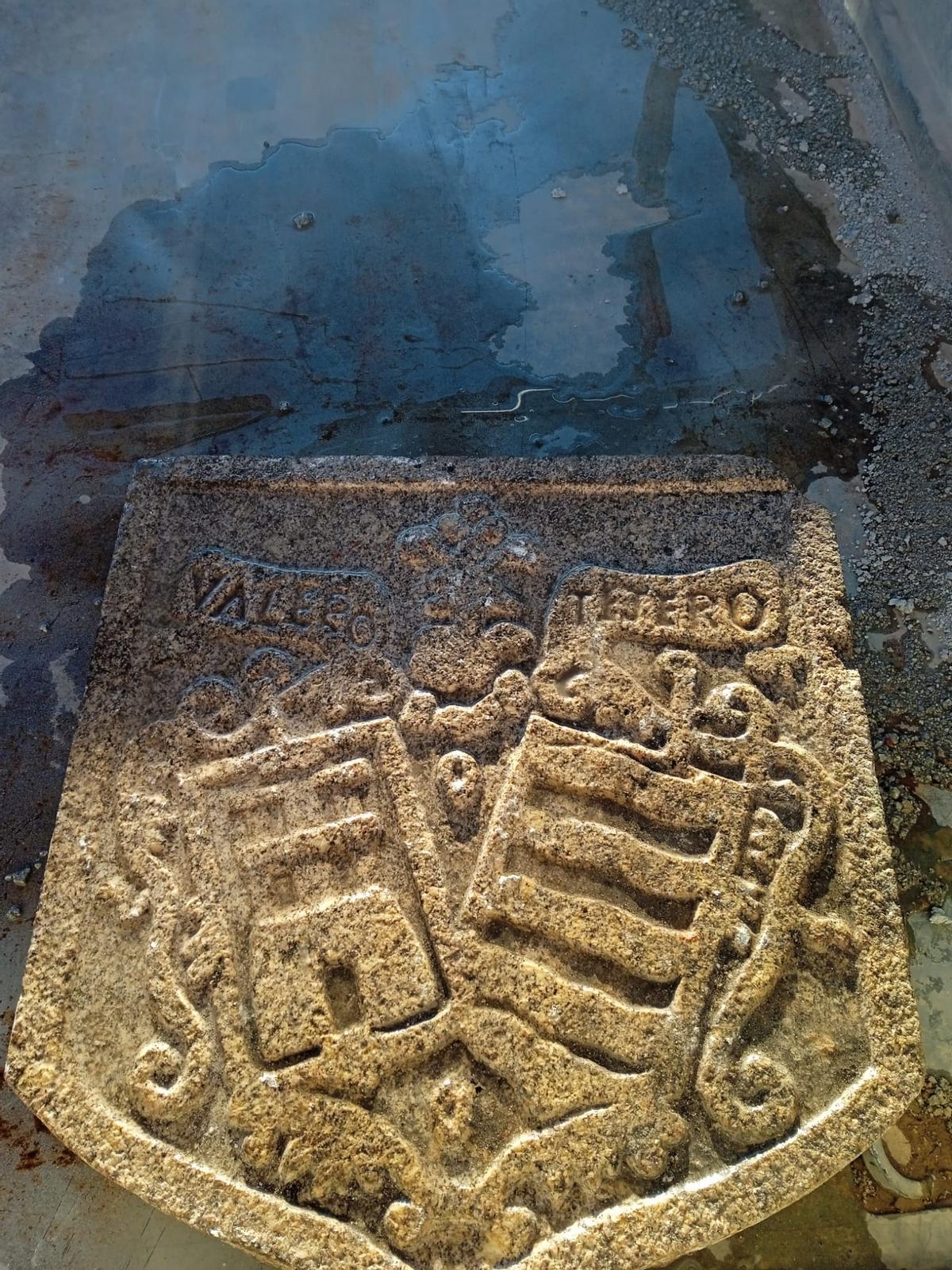 Escudo de granito con los apellidos Valero Tejero hallado entre escombros