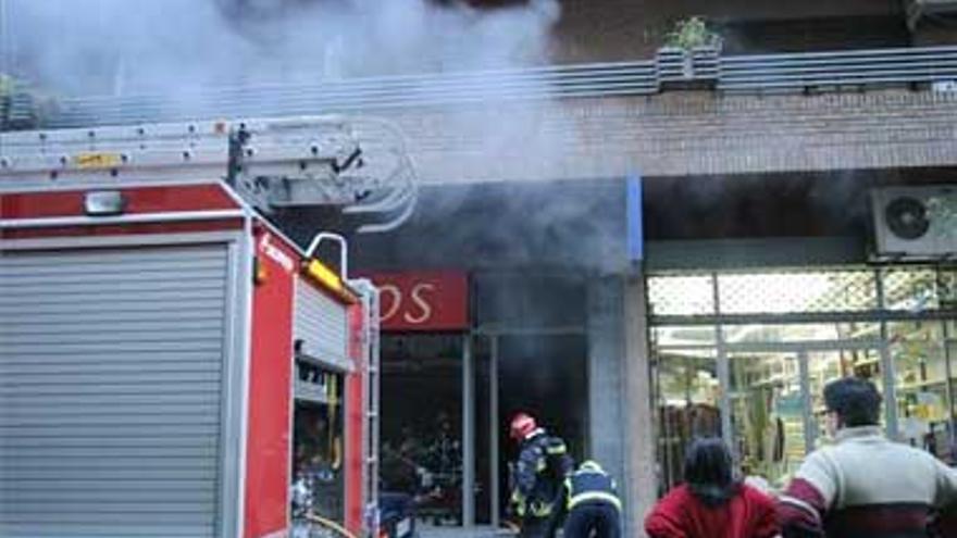 Alarma por el incendio de una tienda en la calle Rodríguez Moñino