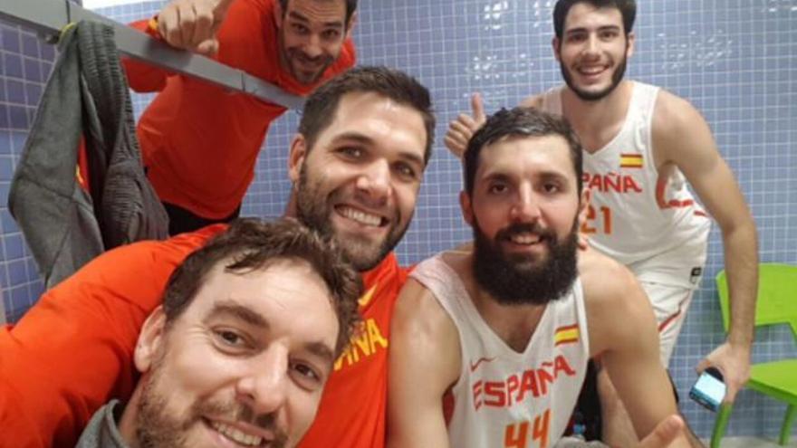 La selección española de baloncesto celebra su victoria a ritmo de Estopa