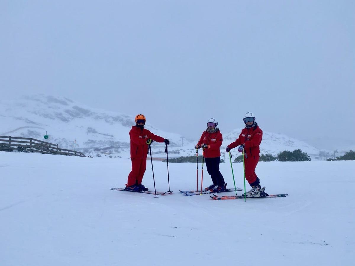 Esquiqdores, ayer, en la estación allerana de Fuantes de Invienro.