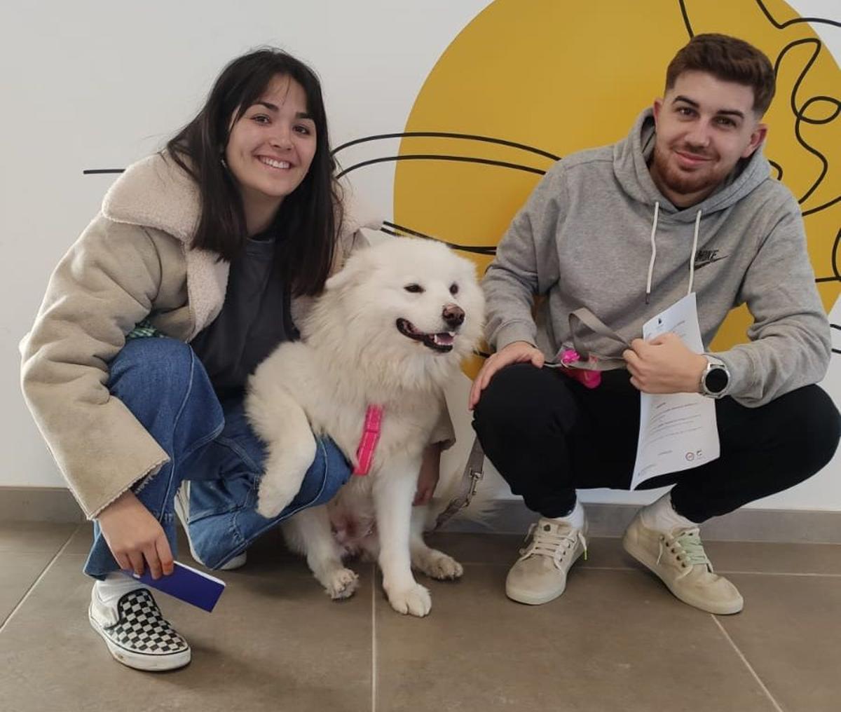 Vecinos adoptando animales del Refugio Municipal de Paterna