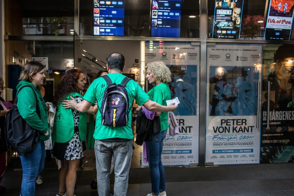 Los activistas de la PAH, en las puertas del cine, antes de ver la proyección 'En los márgenes'.