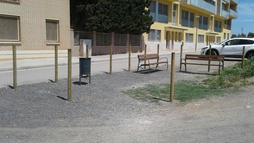 S&#039;han instal·lat bancs de fusta en una zona delimitada del camí