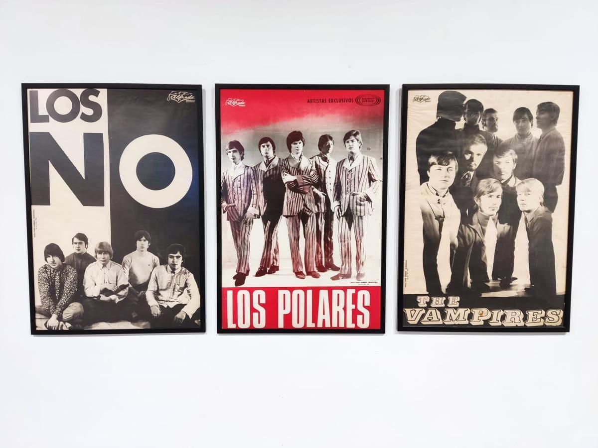 Pósters de Los No, Los Polares y The Vampires que se exhiben en la exposición.