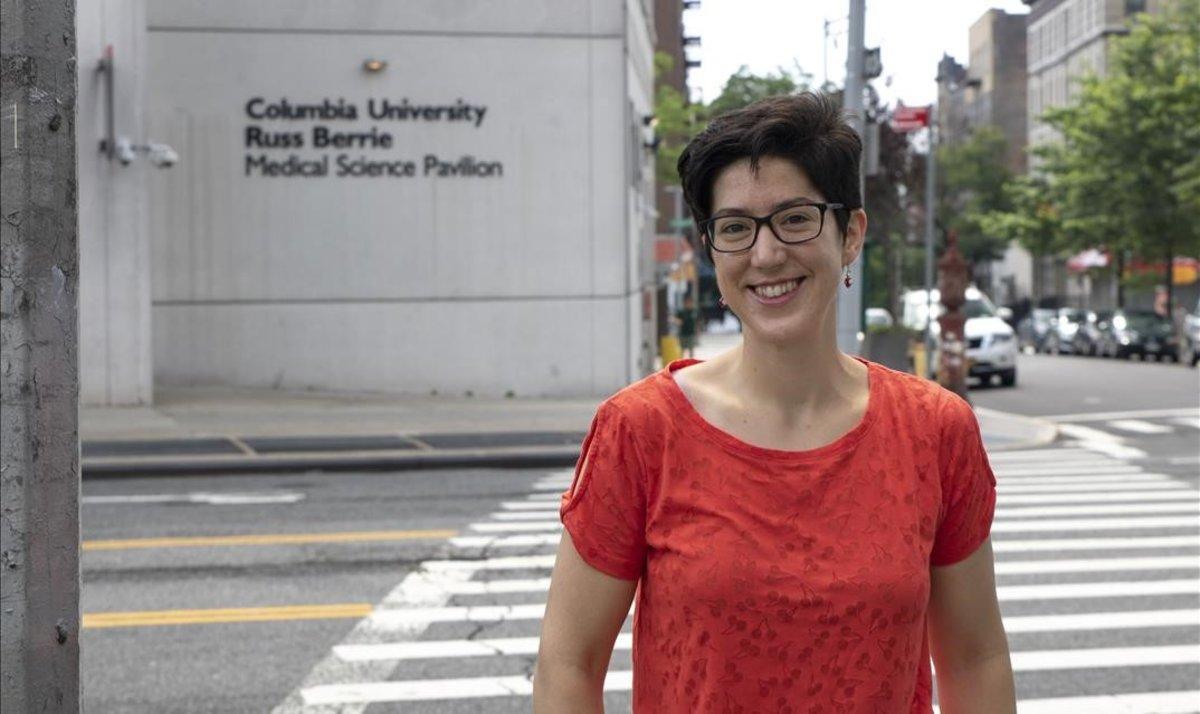 Olaya Fernández, frente al centro biomédico de la Universidad de Columbia.