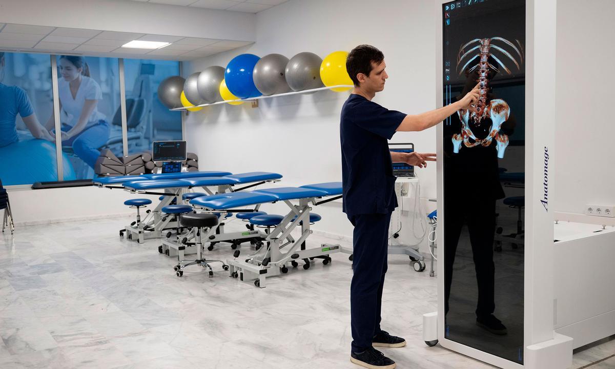 Instalaciones de Fisioterapia con Anatomage, una avanzada mesa de disección virtual en 3D que permite explorar el cuerpo humano a tamaño real y con calidad fotográfica.