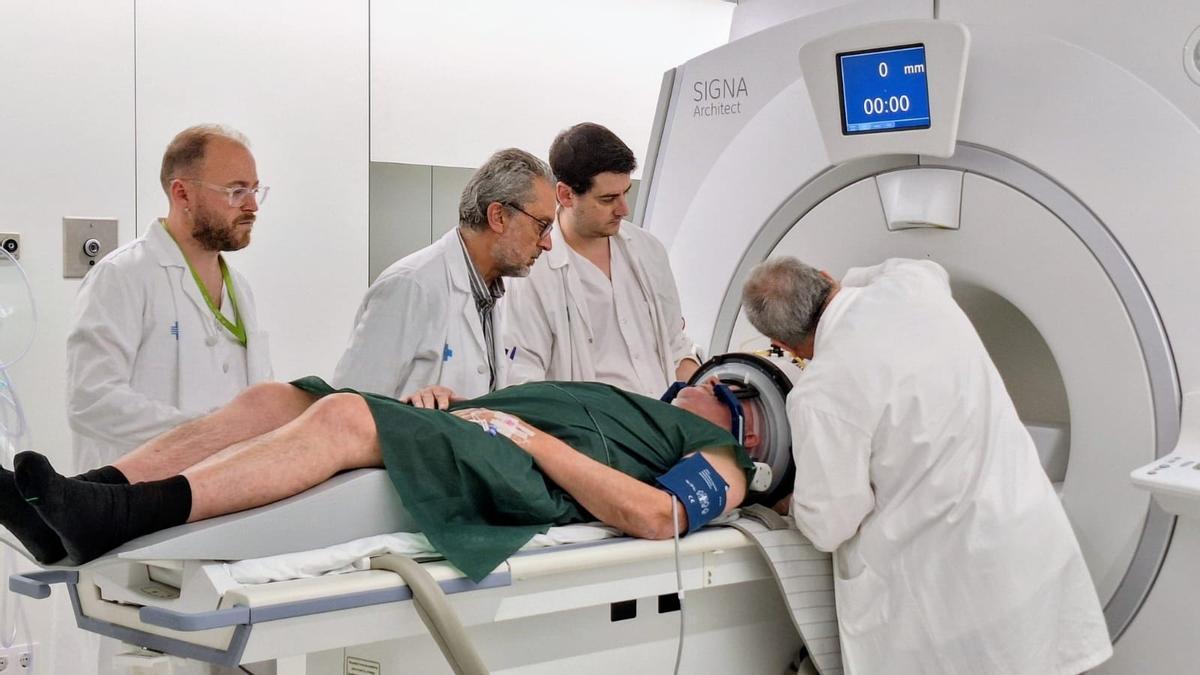 Un paciente recibe la técnica HIFU en el Hospital Germans Trias (Can Ruti) de Badalona
