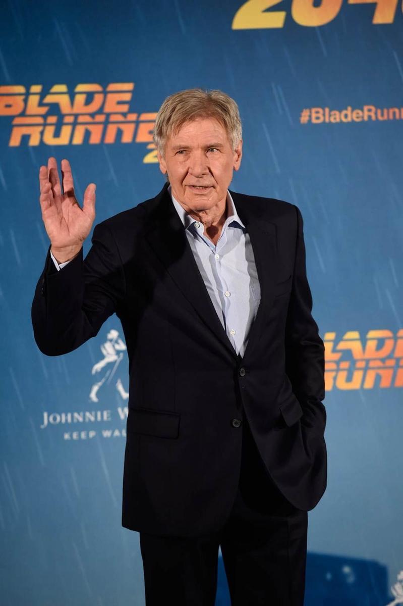 Harrison Ford saluda en el estreno de 'Blade Runner 2049'