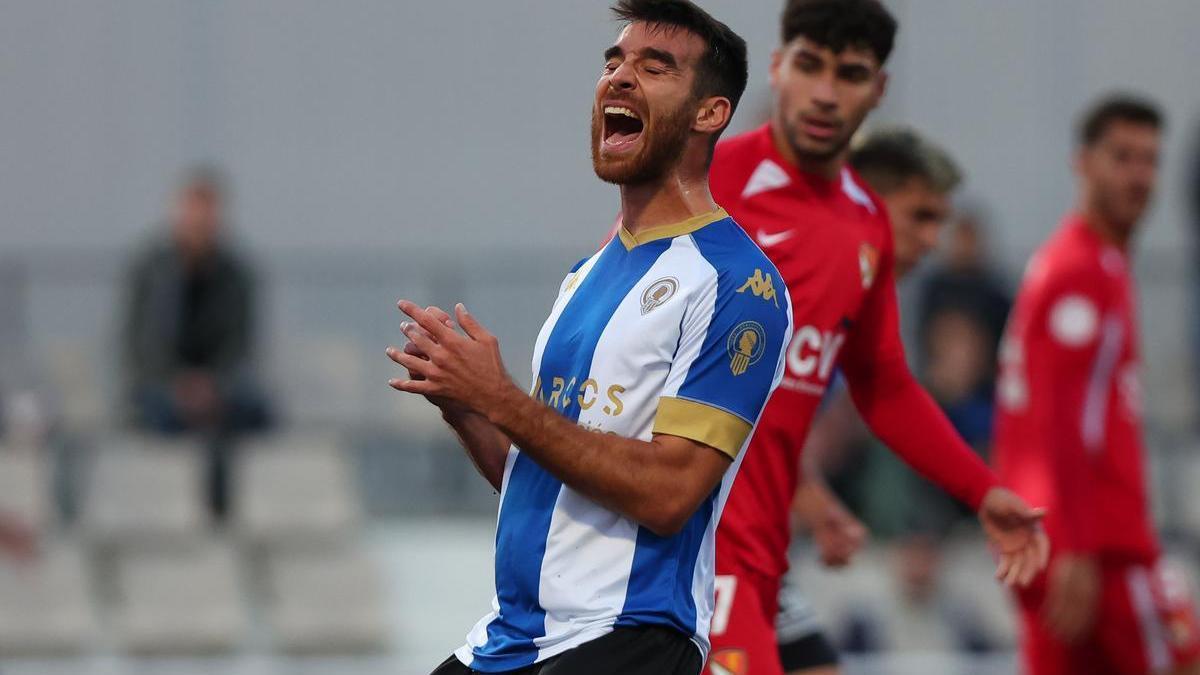 Roger Riera se lamenta de un error durante la derrota del Hércules en Terrassa.