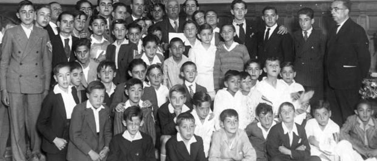 Los alumnos de Carcaixent con el presidente de la República Niceto Alcalá Zamora.