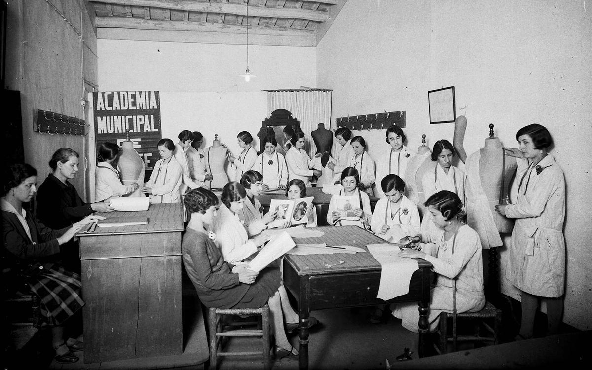 Jóvenes en una clase de corte y confección de la profesora Teresa Rocabruna, en la academia municipal de Sabadell, en 1930.