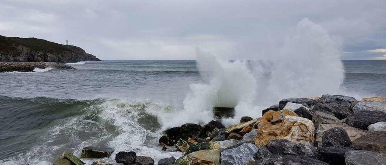 El oleaje, golpeando la escollera de la margen derecha de la ría de Navia durante la jornada de ayer.