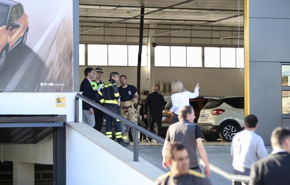 Seis intoxicados en un incendio en un concesionario de coches de Alicante.