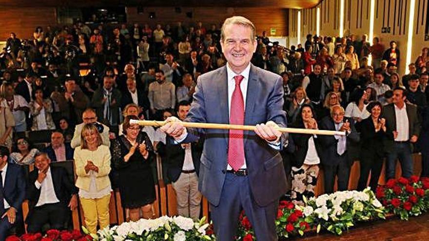 Abel Caballero sostiene el bastón de alcalde.