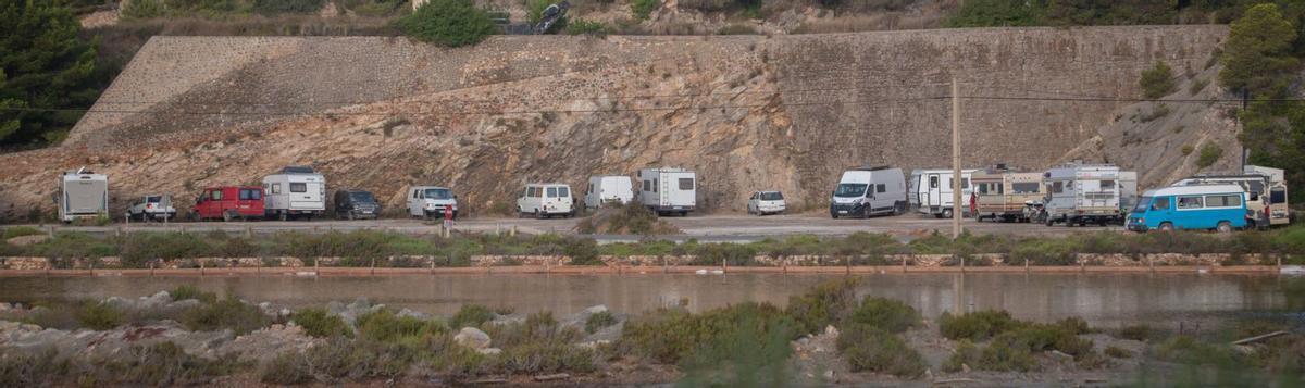 Invasión de caravanas, en junio de 2022, en el lugar donde antaño se amontonaba sal.