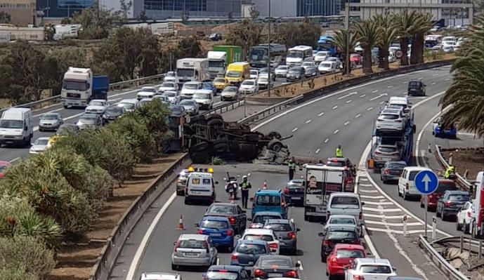 Aparatoso vuelco a la altura del Aeropuerto