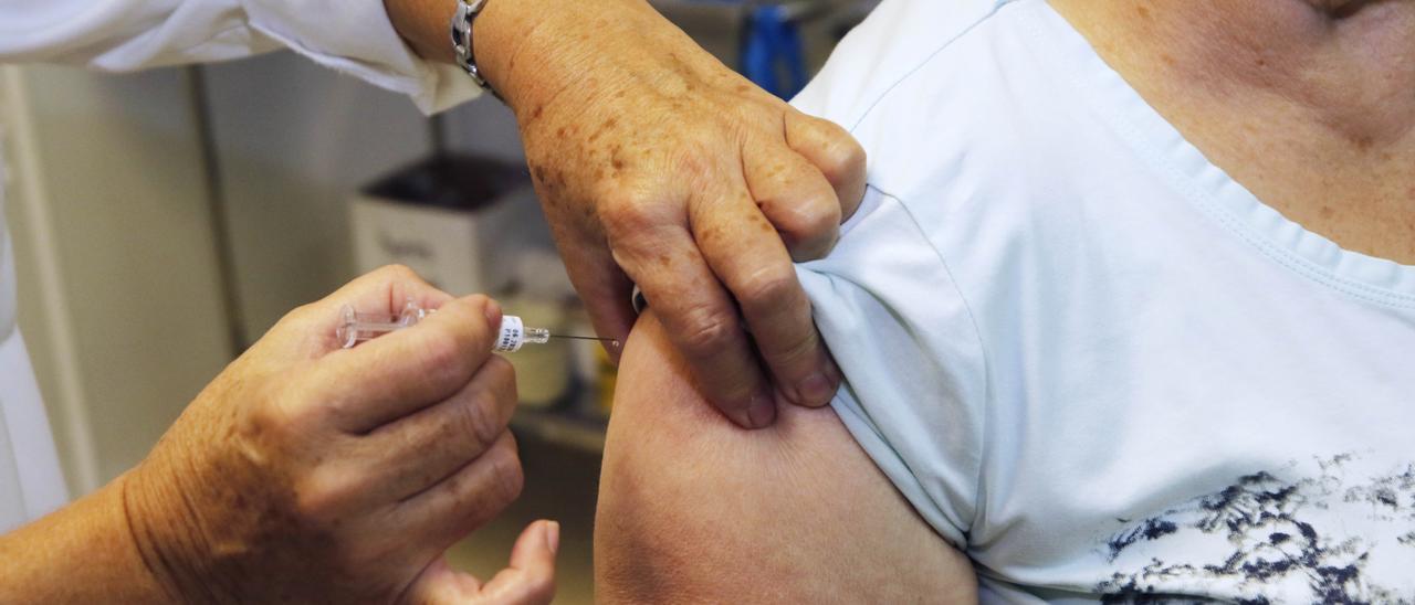 Inicio de la campaña de vacunación en un centro de salud