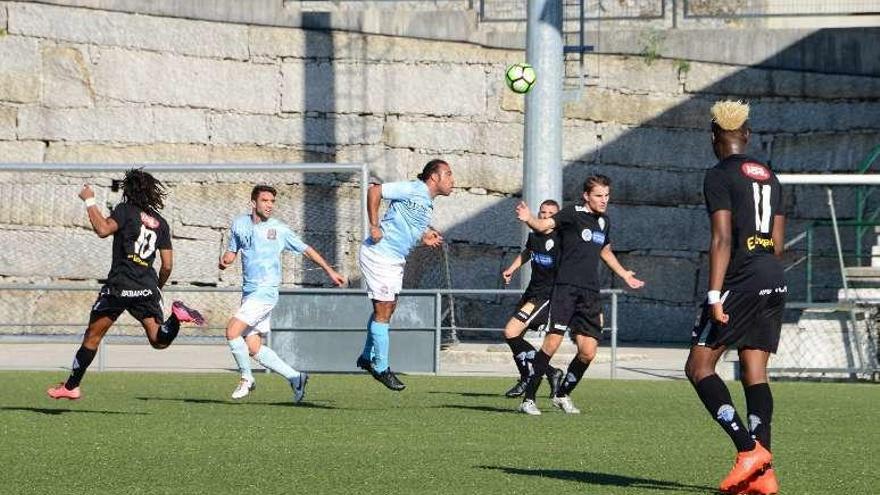 Javi cabecea un balón en el partido ante el Ourense. // Gonzalo Núñez