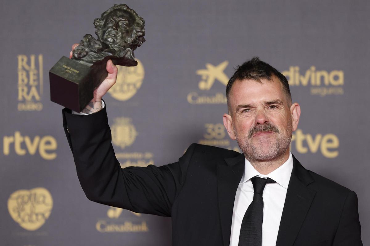 El técnico de sonido, Jorge Adrados, posa con el Goya a ´Mejor sonido´ por su trabajo en ´La sociedad de la nieve´.