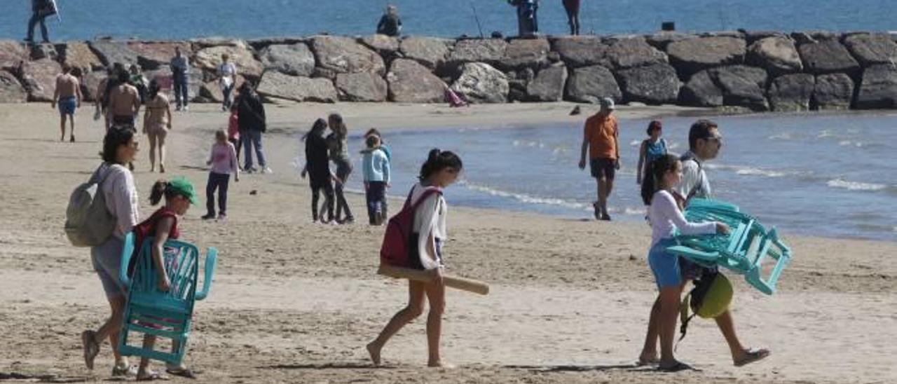 Turistas en las playa del Port.