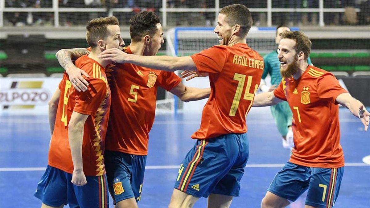 Lin celebra con sus compañeros el primer gol del partido