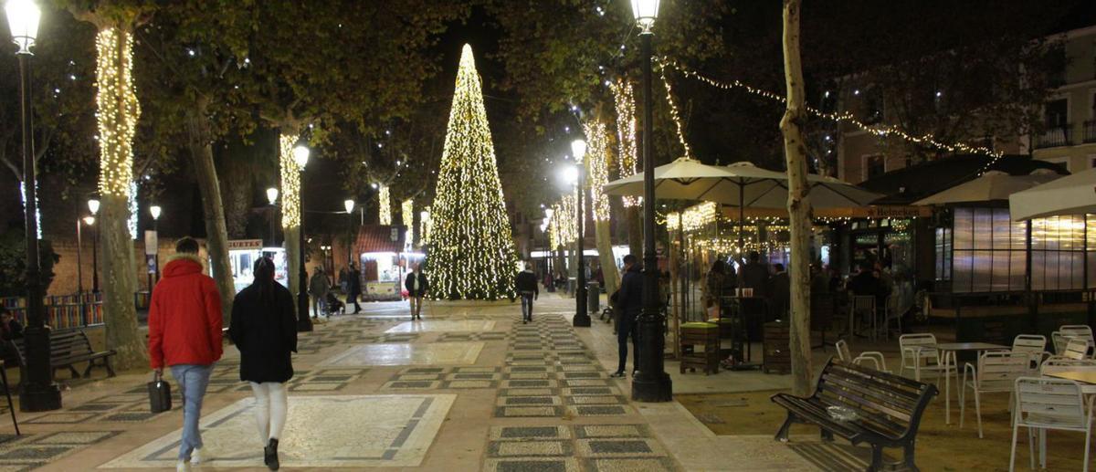 Montaje de la iluminación extraordinaria de Navidad en varios puntos del centro. Desde la Plaza Nueva y la calle Juan Palma García -arriba-, al Paseo del Coso, en la parte de abajo. | M. GONZÁLEZ