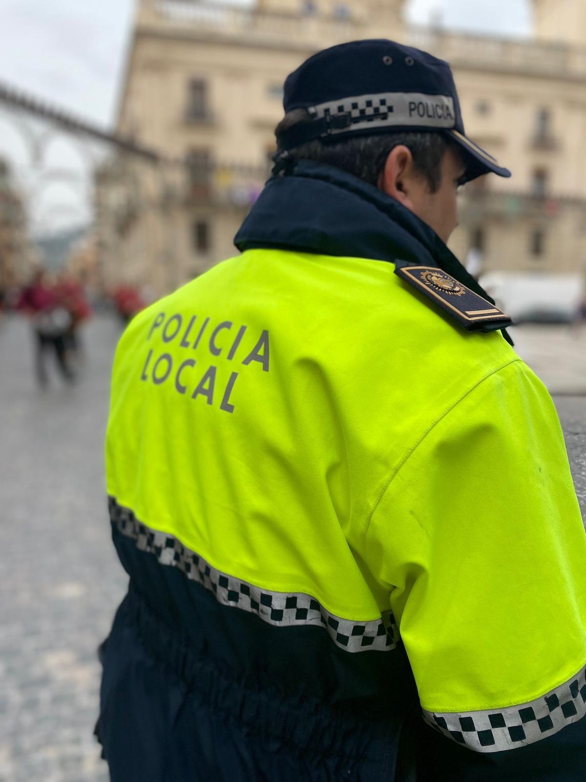 Un agente en el centro de Alcoy