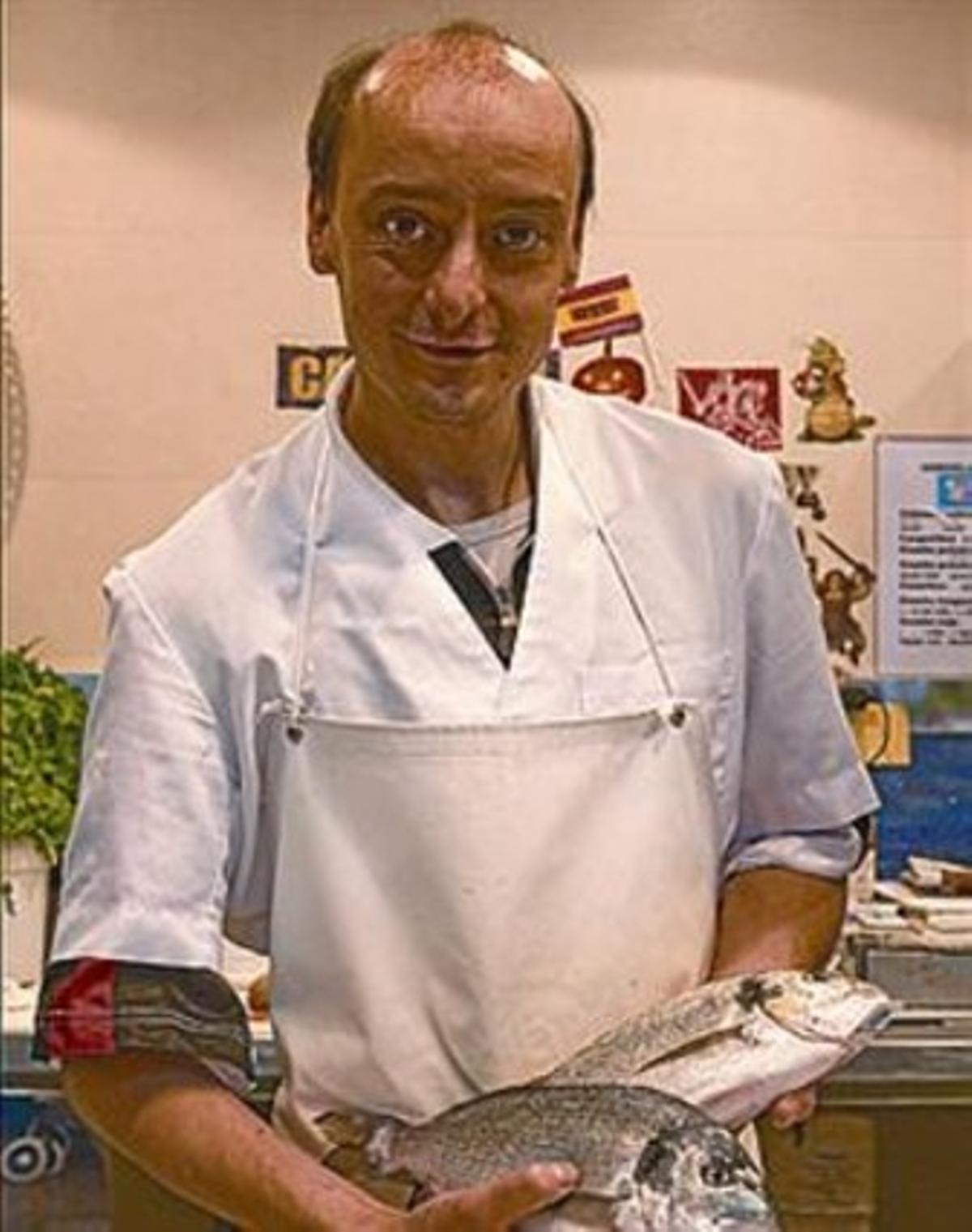 Jordi Pascual mostra unes dorades a la seva parada. Jordi Pascual mostra unes dorades a la seva parada.