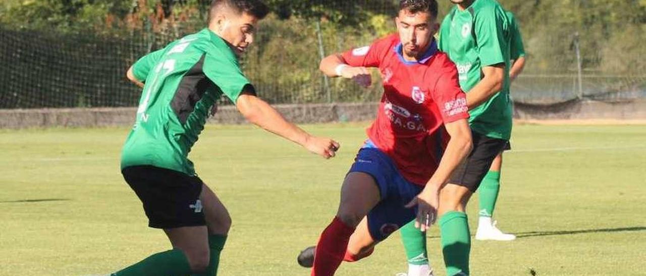 Manu Blanco, durante el tres en uno de pretemporada que la UD Ourense jugó en Barbantes. // Yedra Seara