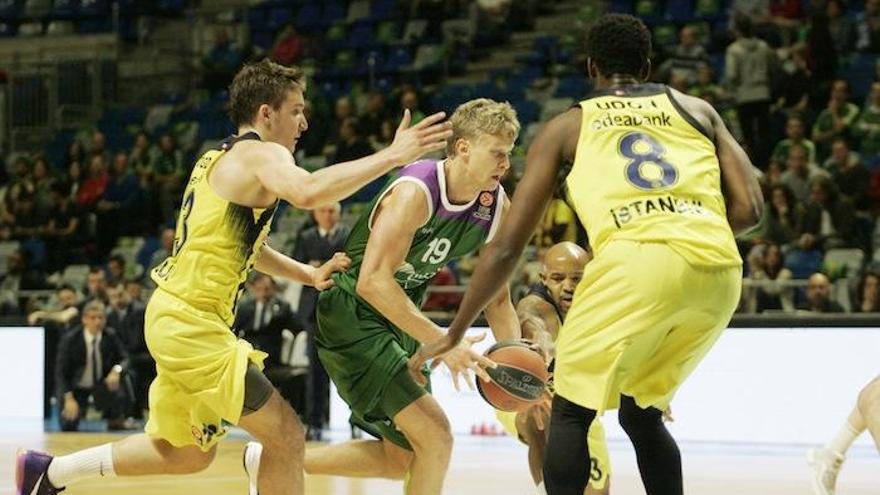 Kuzminskas trata de eludir la defensa de Bogdanovic, Udoh y Hickman en el Unicaja-Fenerbahce del Martín Carpena.