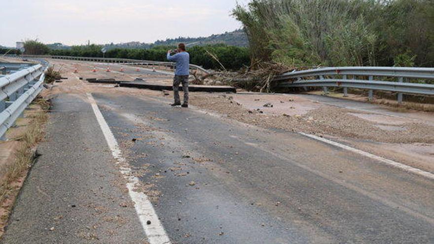 La C-12, entre Tortosa i Amposta, tallada com a conseqüència de les pluges.