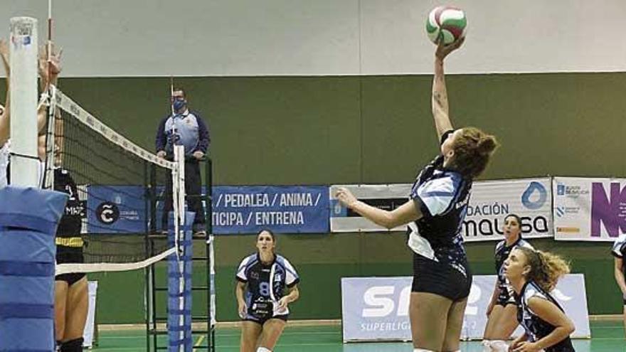 Susana Suárez del Zalaeta se estira para golpear un balón en el partido contra el VP Madrid.