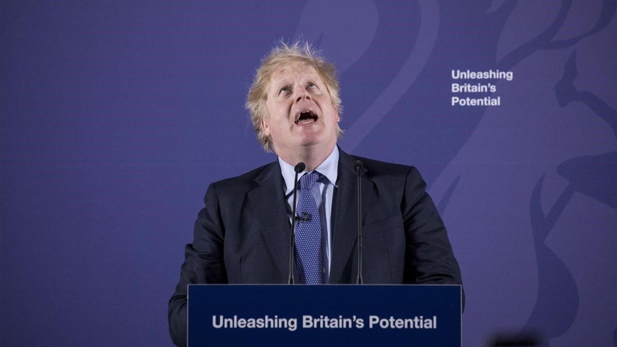 El primer ministro británico, Boris Johnson, durante su conferencia en Londres, este lunes.