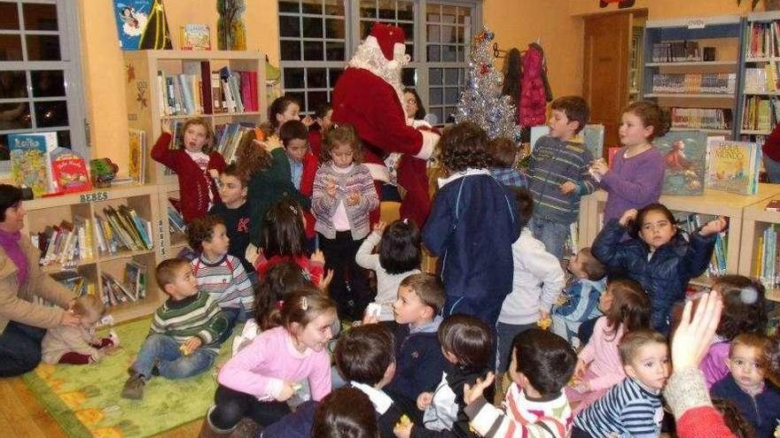 Una actividad organizada durante la Navidad en la biblioteca de Coaña.