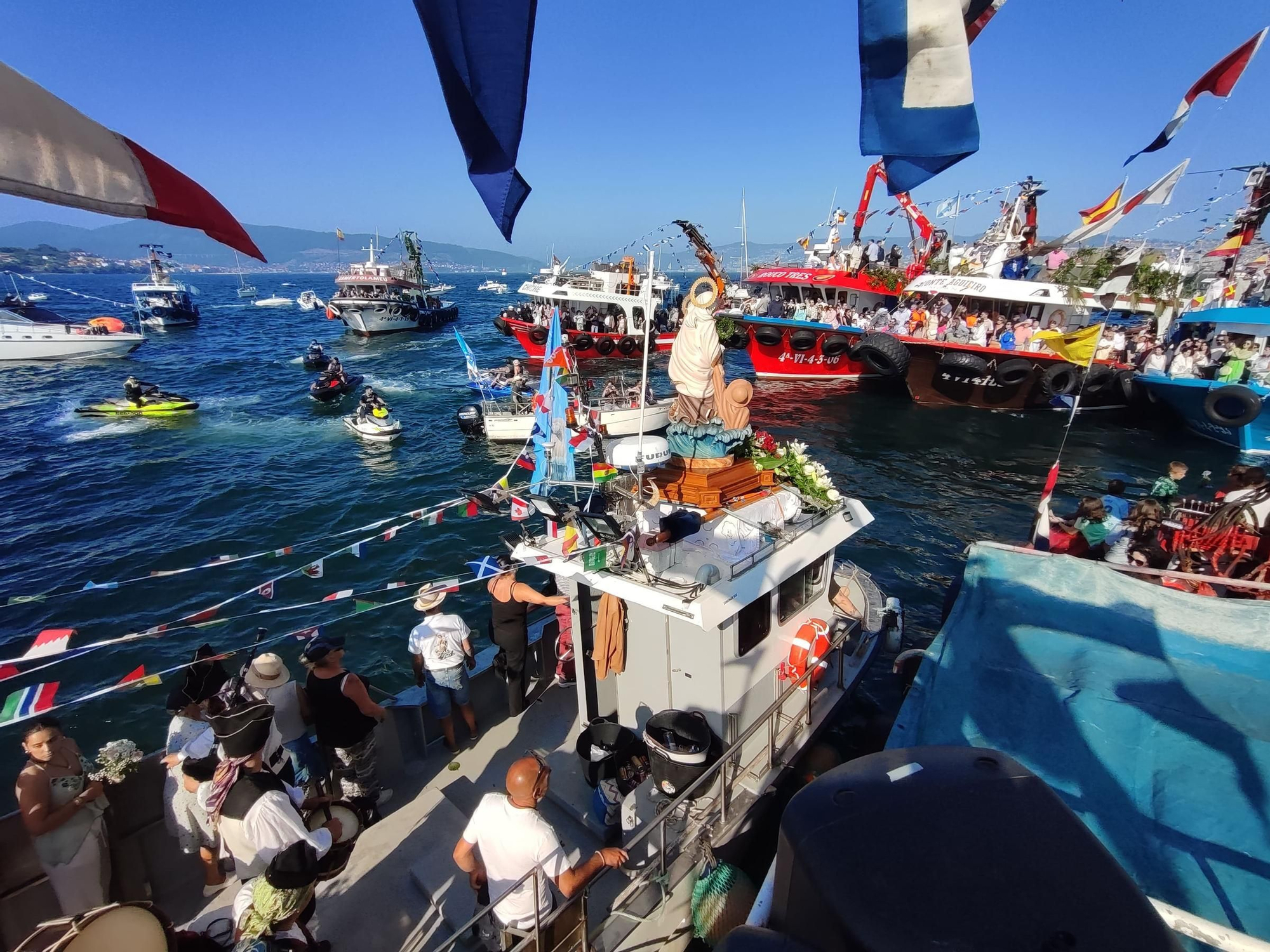 Cangas se hace a la mar por su Virgen del Carmen